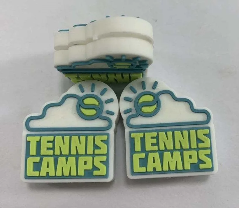 Tłumik Tennis Camps w kształcie logo