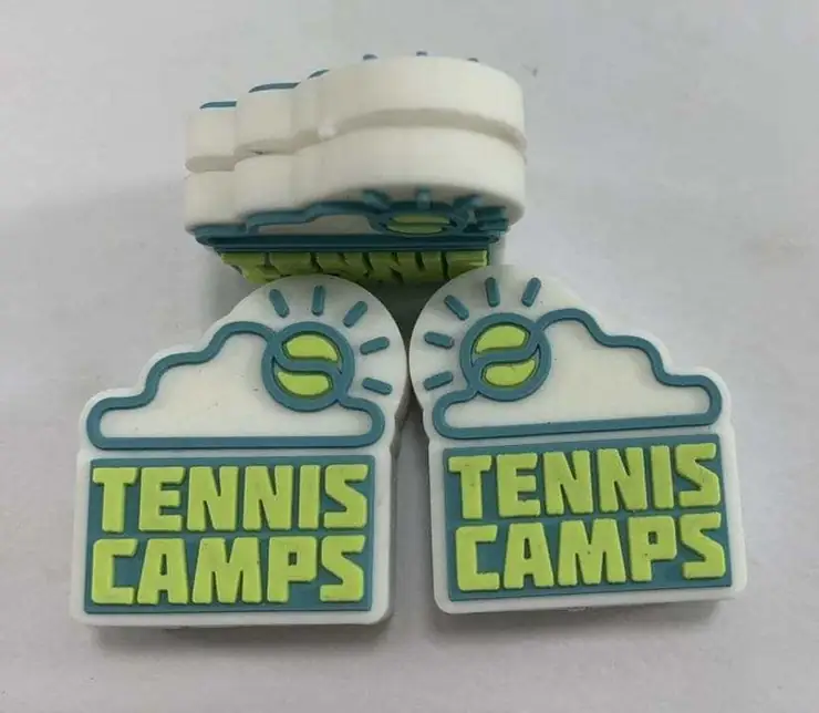 Gotowy wibrastop w kształcie logo — tłumik tenisowy Tennis Camps